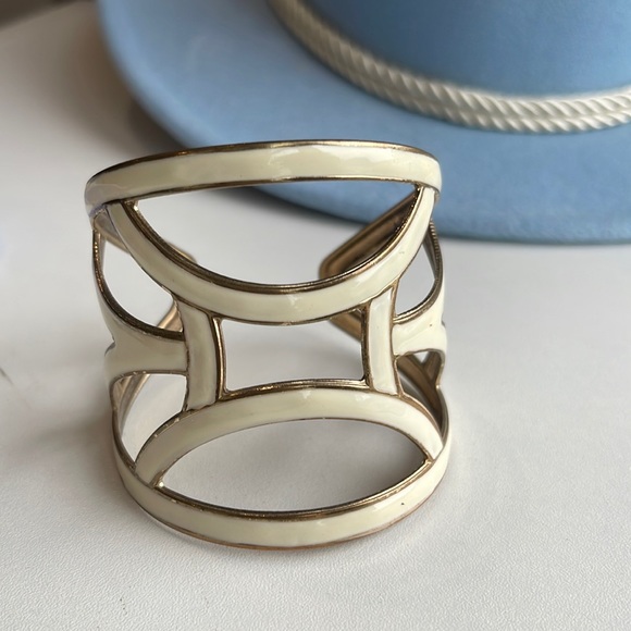 🤍💖✨ Enamel Cream and Gold Cuff Bracelet - Picture 4 of 17